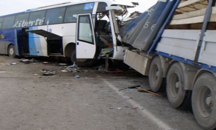 اختناق مروري رهيب في الطريق السيارة بسبب اصطدام شاحنتين 