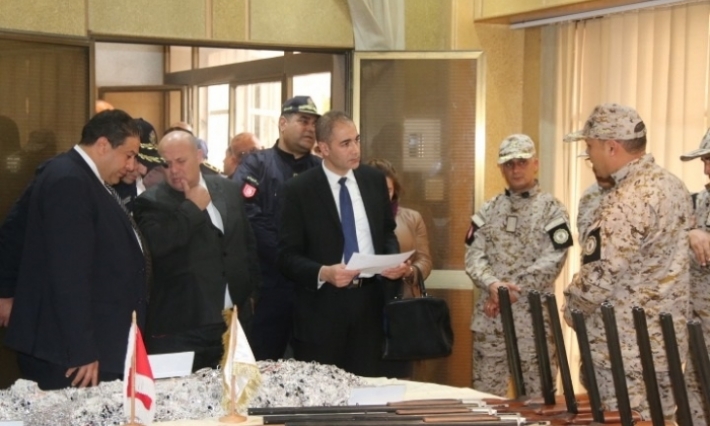 وزير المالية يكرم دورية الحرس الديواني التي أحبطت تهريب البنادق والفضة باتجاه ليبيا 