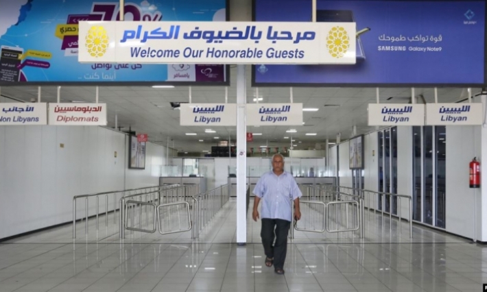 قبيل اقلاعها باتجاه تونس: قوات حفتر تستهدف طائرة رابضة بمطار معيتيقة 