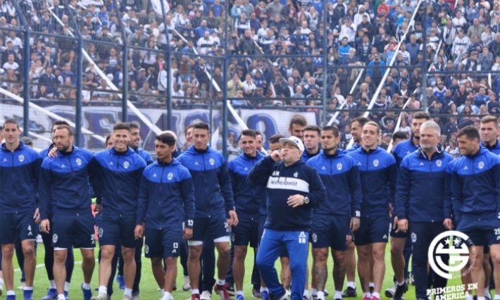 استقبال جماهيري كبير لمارادونا المدرب الجديد لنادي خيمناسيا لابلاتا