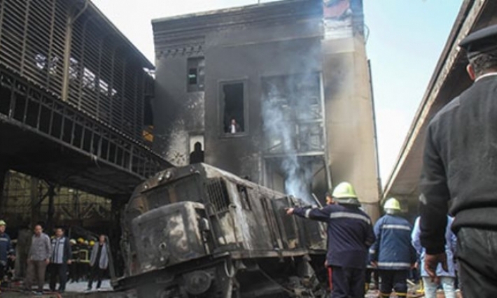 استقالة وزير النقل المصري بعد فاجعة قطار رمسيس