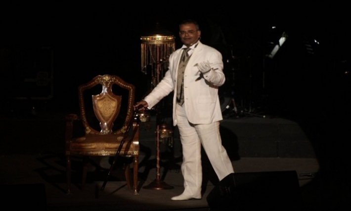 عبد الستار عمامو يبكي على الإساءة التي لحقت البايات (فيديو) 