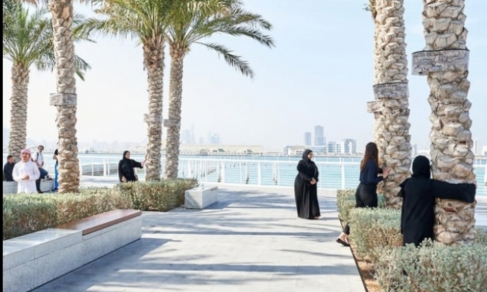 ثلاثون نخلة تغني وتعزف عند ملامستها أو عناقها 