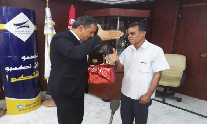 البريد التونسي يكرّم حريفا أعاد 800 دينارا صرفت له على وجه الخطأ 