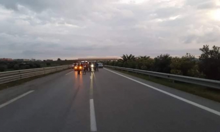 عدد من متساكني مدينة العالية يغلقون الطريق السيارة تونس-بنزرت