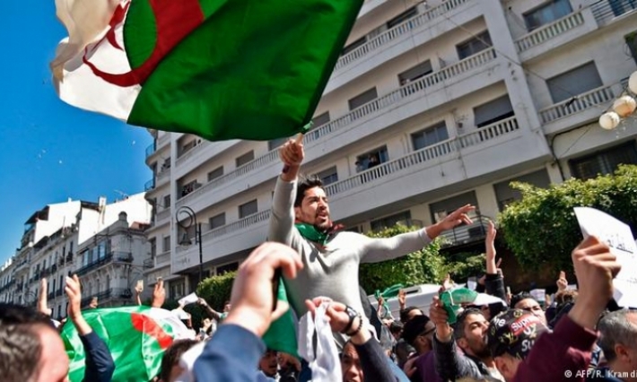 الجزائر: مسيرات وإضرابات عامة رفضا لرئاسة عبد القادر بن صالح للبلاد