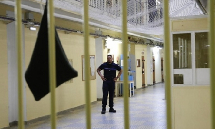 شرطة مكافحة الشغب تسيطر على عصيان المساجين في السجون الفرنسية 