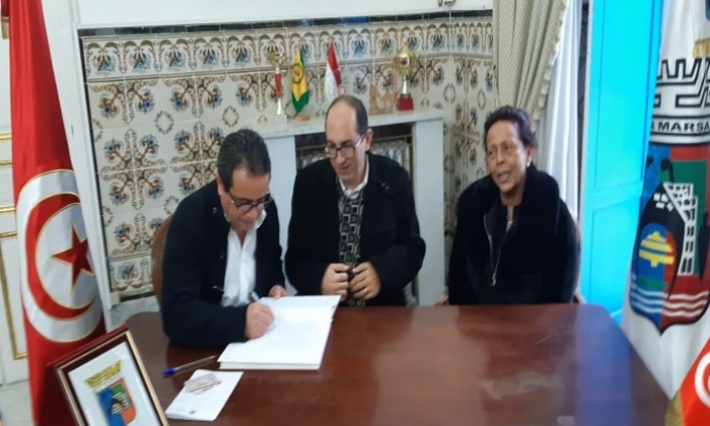 بالصور: مواطنة تتبرع بقطعة أرض لبلدية المرسى لبناء مستوصف وروضة بلدية في البحر الأزرق