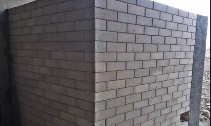 بالصور: شاب تونسي يحوّل رمال الصحراء إلى قوالب بناء ايكولوجية صحية