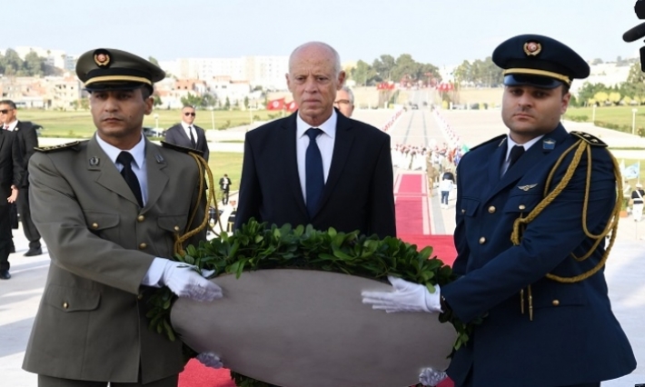 رئيس الجمهورية يستهل أنشطته بزيارة روضة الشهداء بالسيجومي 