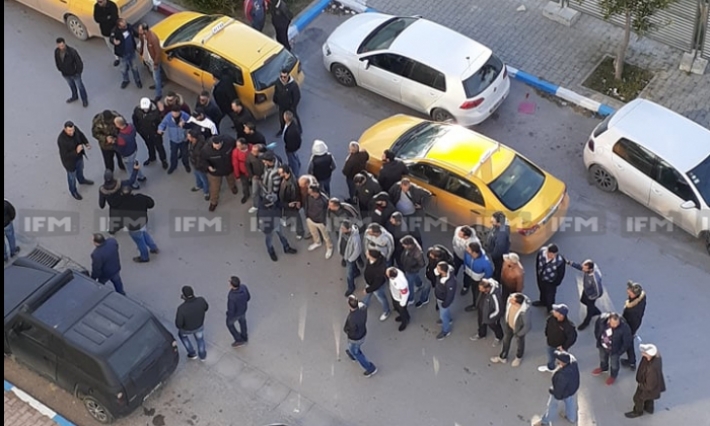 أصحاب التاكسي الفردي يحتشدون أمام إذاعة إي أف أم تنديدا بتصريحات محمّد علي العرفاوي
