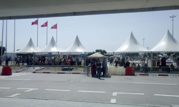 تركيز خيام خارج مطار تونس قرطاج لتحسين ظروف انتظار مرافقي المسافرين