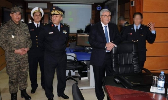 وزير الدفاع يتفقد سير العمل بقاعات العمليات للجيوش الثلاث ويزور عددا من الدوريات العاملة في الميدان
