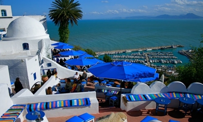 بلدية سيدي بوسعيد تقرر منع الكؤوس والفناجين البلورية في هذه الأماكن