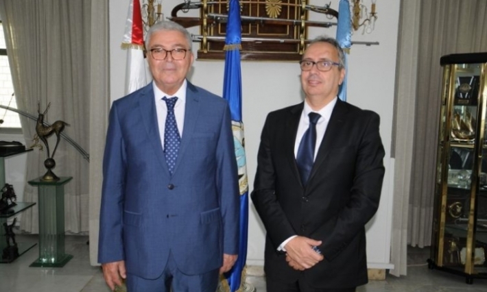 الجموسي يتسلم مهام وزير الدفاع الوطني بالنيابة