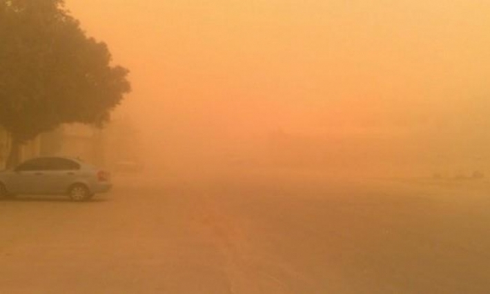 هبوب رياح رملية تحجب الرؤية في قبلي: إدارة الحرس الوطني تدعو مستعملي الطريق إلى أخذ كافة الاحتياطات اللازمة