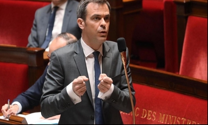 فرنسا تفقد أول طبيب ووزير الصحة يتوقع وجود 90 ألف فرنسي مصاب بالكورونا 