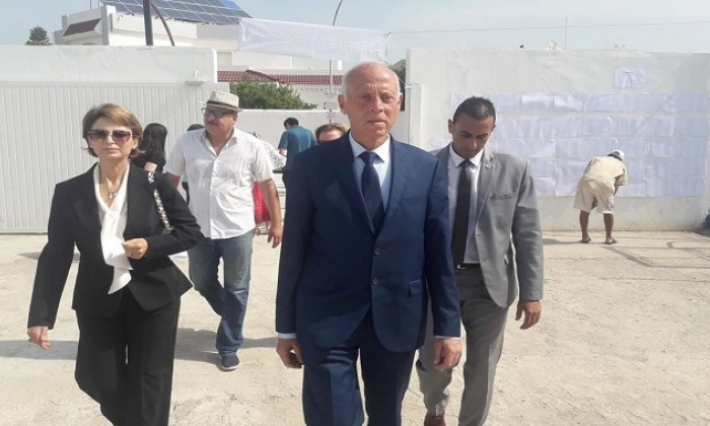 قيس سعيّد يوقف موكبه الرئاسي لمصافحة بعض المواطنين (فيديو) 