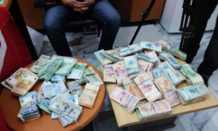 حجز عملات اجنبية وتونسية تفوق قيمتها 613 الف دينار على متن سيارة في قابس