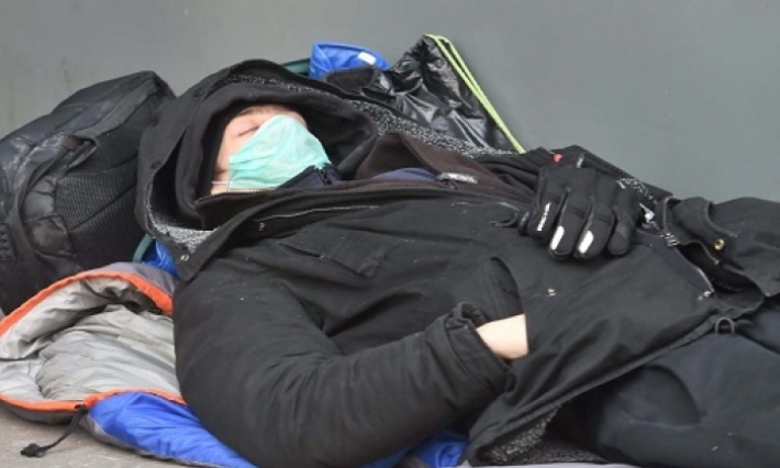 الحكومة البريطانية: وفاة 20 ألف شخص بفيروس كورونا ليس كارثة 