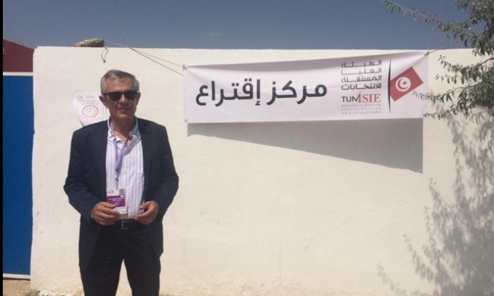 سفير ألمانيا بتونس يزور عددا من مكاتب الاقتراع