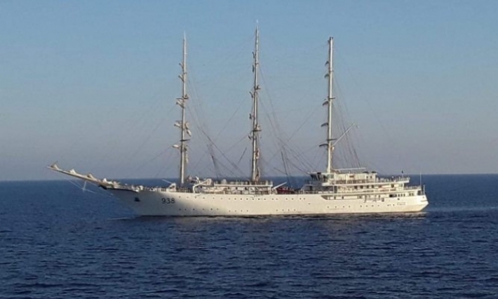 السفينة الشراعية العسكرية الجزائرية ملاح ترسو بميناء حلق الوادي