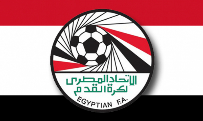مصر : الجمهور يقيم الصلاة داخل أرضية الملعب (صورة)