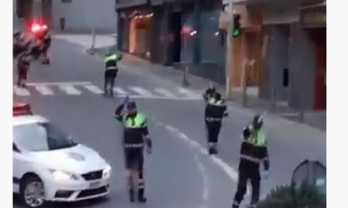 أعوان الشرطة يغنون ويرقصون للترفيه عن المواطنين في الحجر الصحي (فيديو) 