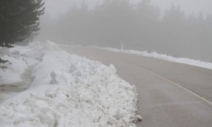 إخراج سيارات وشاحنات عالقة بين مكثر والروحية و100 عمود كهربائي في مكثر معطّلة بسبب صعوبة الوصول إليها