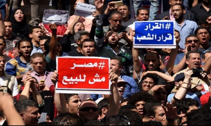 المصريون يرددون ''قول ما تخافشي السيسي لازم يمشي'' (فيديو) 