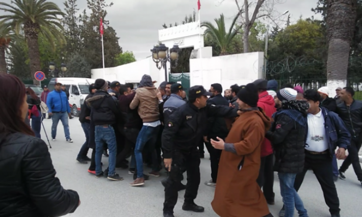 جندوبة: محتجون يغلقون الطريق لعدم تشريكهم في جلسة خاصة بالجهة ستعقد اليوم بمقر رئاسة الحكومة