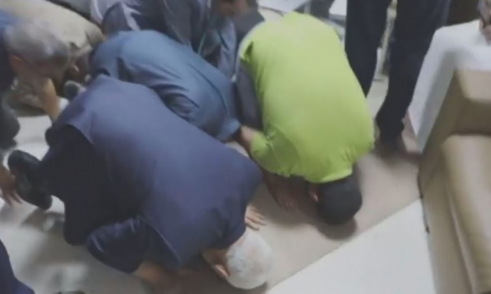 تشريعية 2019: راشد الغنوشي وقيادات النهضة يسجدون سجدة شكر لله بعد إعلان النتائج التقديرية