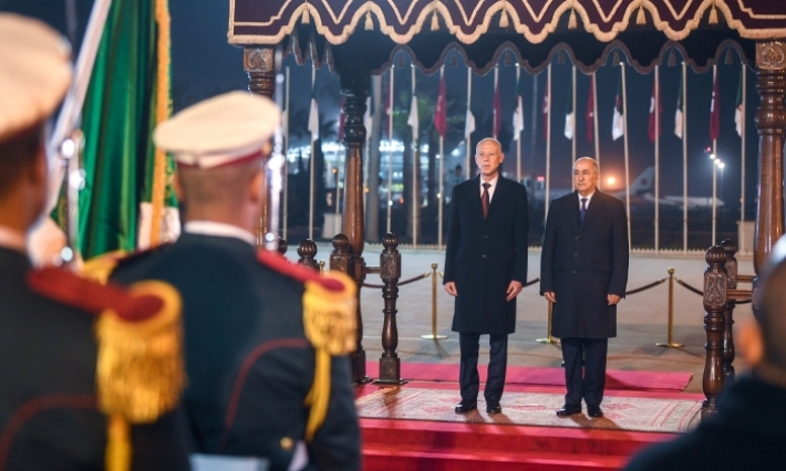 مأدبة عشاء والوسام الأعلى في الجزائر لقيس سعيد في ختام زيارته الرسمية  (صور)