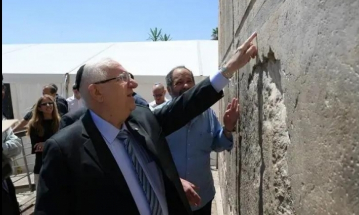 فلسطين: رئيس دولة الاحتلال يدنّس الحرم الابراهيمي الشريف 
