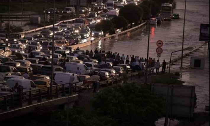 المدير الجهوي للحماية المدنية بأريانة: مياه الأمطار تغمر عدة مناطق وتعطل كلي لحركة المرور بسبب احتجاجات المواطنين