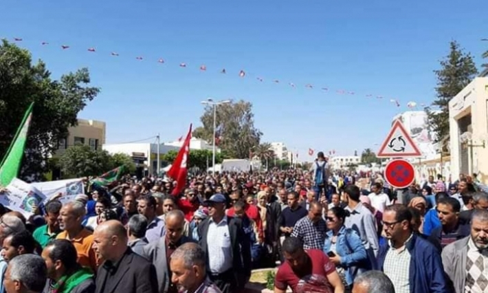 سيدي بوزيد: غلق الطريقين الوطنيتين عدد 3 و13 على مستوى ما يعرف بمفترق طرق بلاكات السبالة