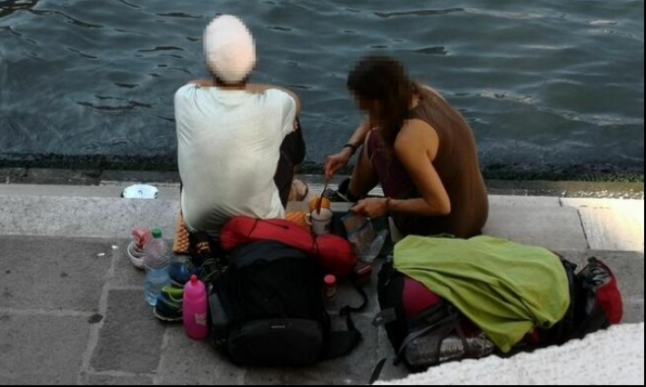 فنجان قهوة يتسبب بطرد سائحين ألمانيين من مدينة "فينيسيا" الإيطالية