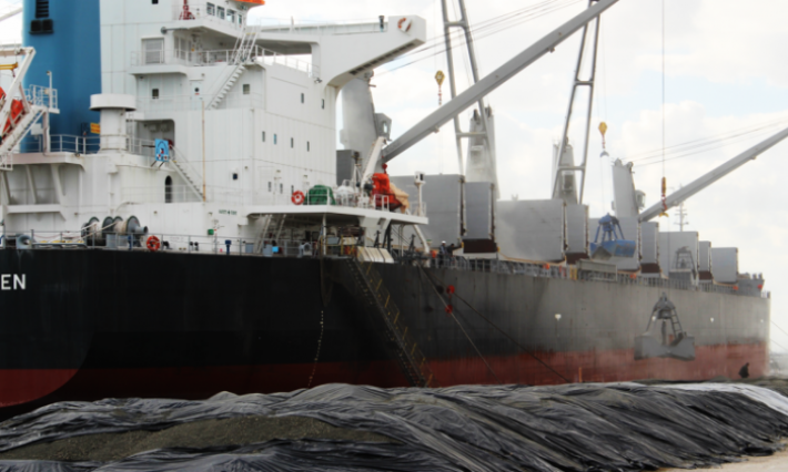 بعد تسببه في تلوث أرصفة ميناء حلق الوادي: نقل نشاط تصدير الكلينكر وقتيا إلى ميناء رادس