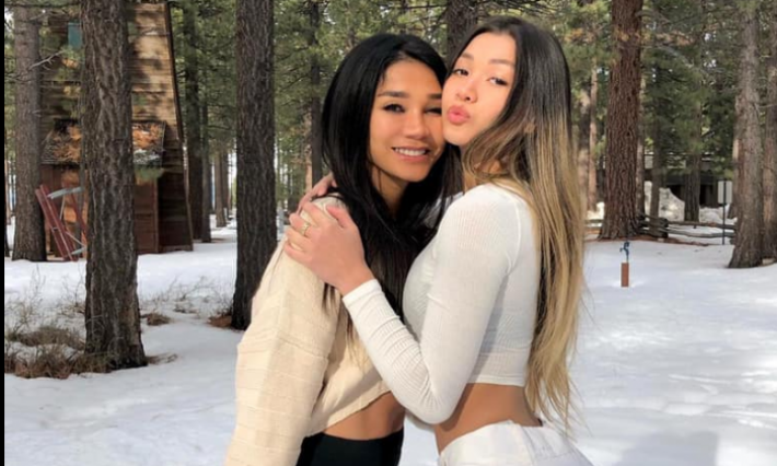 الفارق بينهما 23 عاما.. هل تستطيع معرفة أيهما الأم؟