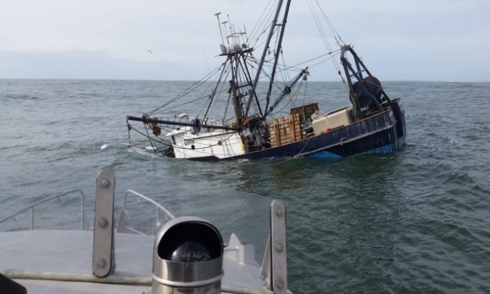 صفاقس: غرق مركب صيد وفقدان أثر أحد الصيادين 