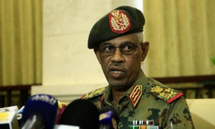 رئيس المجلس العسكري السوداني: الجيش استجاب لنداء الشعب ولن نسلم البشير إلى المحكمة الجنائية 
