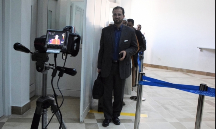 تركيز كاميرا قيس حرارة الجسم في مطار صفاقس طينة الدولي توقيا من فيروس كورونا