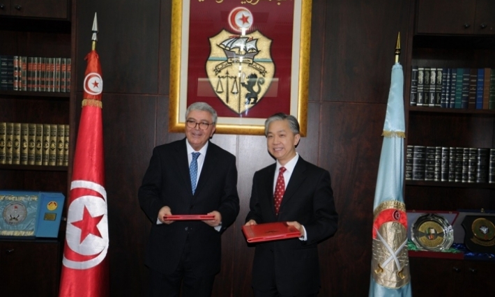 إمضاء اتفاقية هبة بين وزير الدفاع والسفير الصيني 