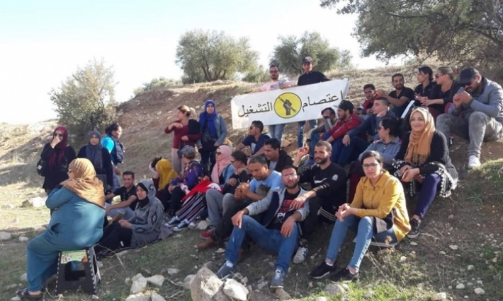 شبان وشابات يتوجهون إلى ساقية سيدي يوسف سيرا على الأقدام قصد الدخول إلى الجزائر