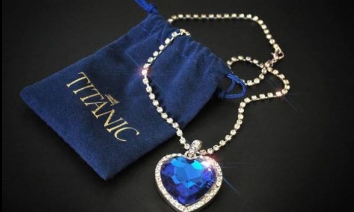 قلادة "تيتانيك" تظهر وسط مجوهرات زوجة البشير
