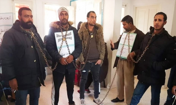 منوبة: دخول 5 شبان في اعتصام بمقرّ معتمدية دوار هيشر مكبلين بالسلاسل