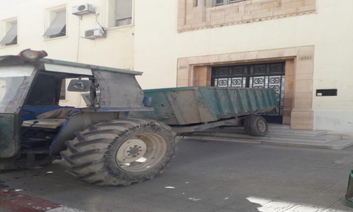 أعوان بلدية صفاقس يحتجون ويغلقون الباب بواسطة جرار !!!