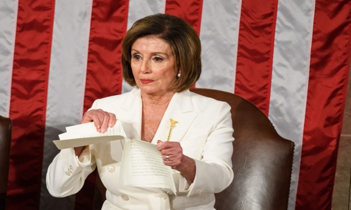 نانسى بيلوسى تكشف سبب تمزيقها لخطاب ترامب