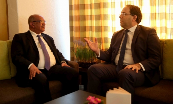 يوسف الشاهد يلتقي بوزير الخارجية الجزائري بدافوس