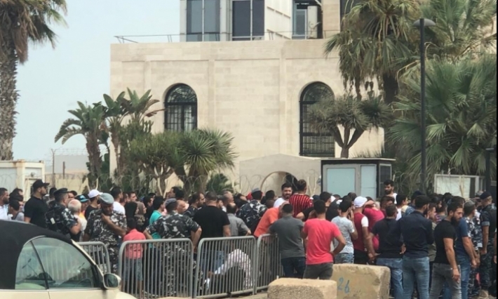 شبان لبنانيون يعتصمون أمام سفارة كندا للمطالبة بالهجرة 